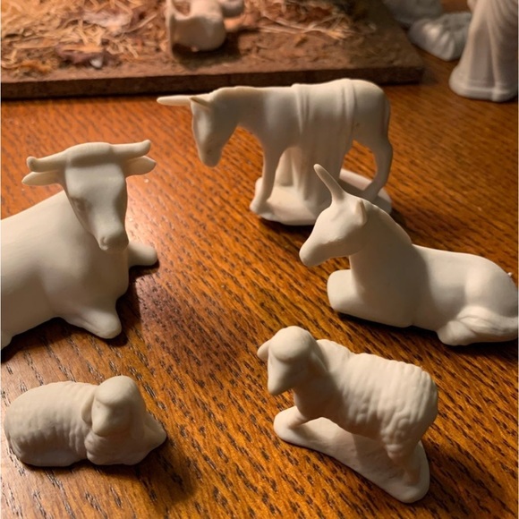 Porcelain bisque manger set - Picture 6 of 7